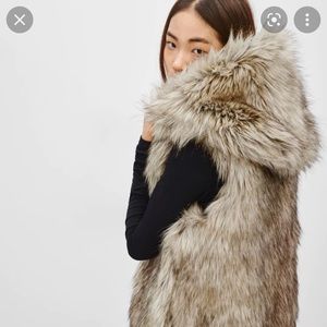 Aritzia Sunday Best NWT faux fur oversized vest Small